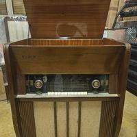 Radio-fonografo a mobile d'epoca degli anni '50