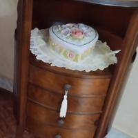 mobile colore noce con quattro cassetti