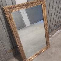 specchio con cornice dorata