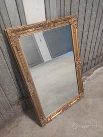 specchio con cornice dorata