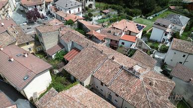 Intero Stabile cielo/terra a Barete Rent to Buy