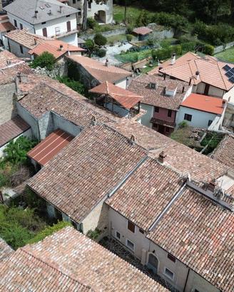 Intero Stabile cielo/terra a Barete Rent to Buy