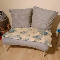 divanetto Ikea esterno interno 