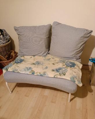 divanetto Ikea esterno interno 