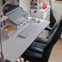 Scrivania (Bianca)+ Sedia Ergonomica con Accessori