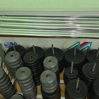 Manubri, pesi, panca attrezzi palestra tappeto