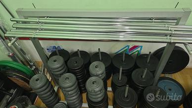 Manubri, pesi, panca attrezzi palestra tappeto