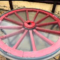 Tavolo ferro battuto costtuito su ruota di carro