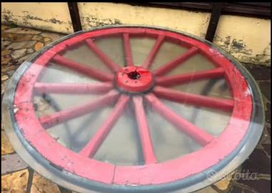 Tavolo ferro battuto costtuito su ruota di carro