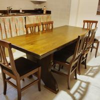 tavolo in legno con sedie 