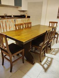 tavolo in legno con sedie 