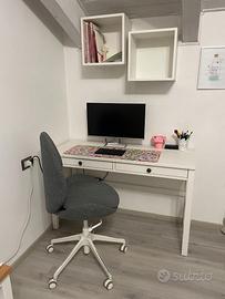 Scrivania con sedia e pensili.