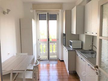 Cucina con forno lavastoviglie e frigorifero