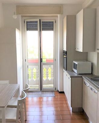 Cucina con forno lavastoviglie e frigorifero