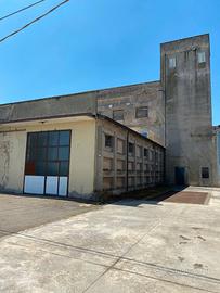 Casa da restaurare 2 capannoni area presto edifica