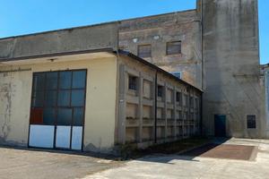 Casa da restaurare 2 capannoni area presto edifica