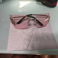 occhiali Miu Miu rosa con logo dorato 