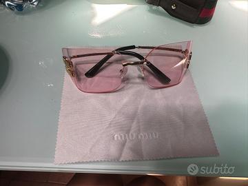 occhiali Miu Miu rosa con logo dorato 