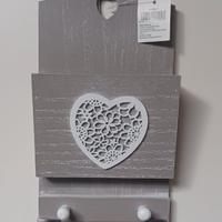 Appendiabiti e porta lettere a muro