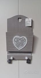 Appendiabiti e porta lettere a muro