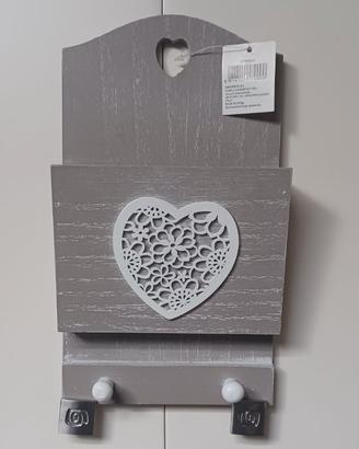Appendiabiti e porta lettere a muro