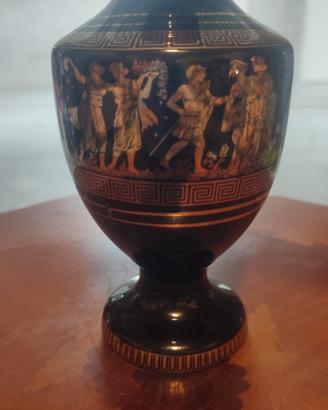 vaso con disegni romani
