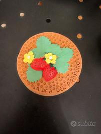 coprivasetto in ceramica con fragole e fiori 