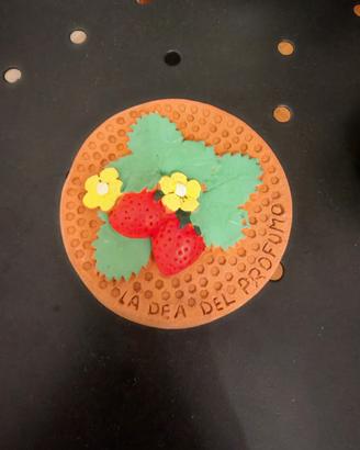 coprivasetto in ceramica con fragole e fiori 