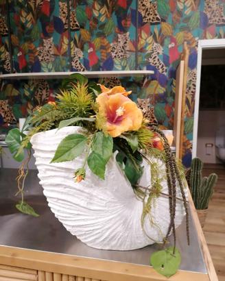 Vaso conchiglia con fiori finti in ceramica
