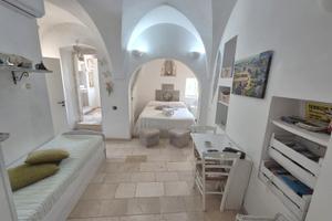 Casa in pietra ristrutturata con vista dominante