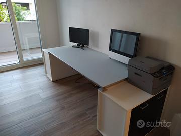 Scrivania moderna con mobiletti e pensili