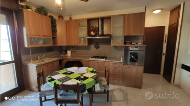 Trilocale arredato in residence con giardino