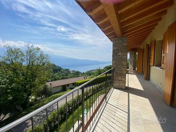 Villa di 350 m² con 5 locali e box auto a Tignale