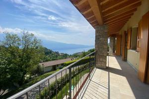 Villa di 350 m² con 5 locali e box auto a Tignale