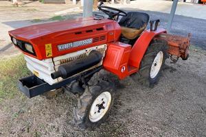 Trattore frutteto usato Kubota B1400 con fresa