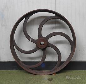 Grande ruota in ferro / Oggetto di design