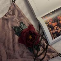 Borsa a sacca con rosa applicata