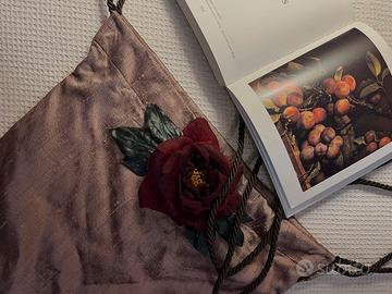 Borsa a sacca con rosa applicata