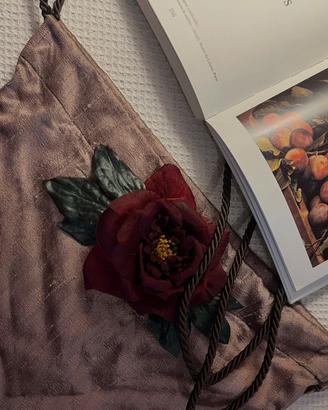 Borsa a sacca con rosa applicata