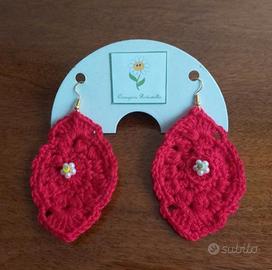Orecchini rossi con fiore - fatti a mano