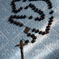 Rosario da parete in legno scuro