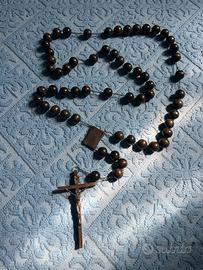 Rosario da parete in legno scuro