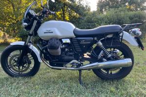 Moto GUZZI V7