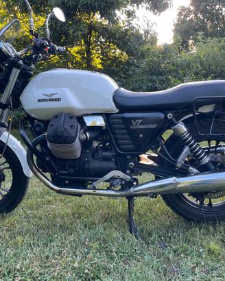 Moto GUZZI V7