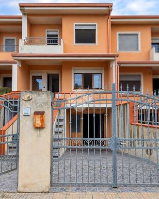 VILLA A SCHIERA A CABRAS