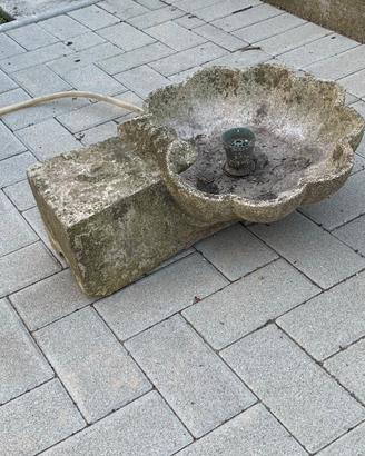Vecchia fontanella parete