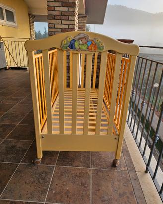 Lettino in legno per bambini