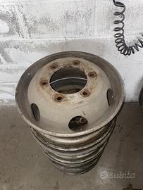 Cerchi iveco eurocargo 6 fori R 17,5 (set completo