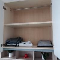 Armadio nuovo e cassettiera in un buono stato