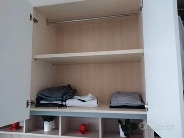 Armadio nuovo e cassettiera in un buono stato